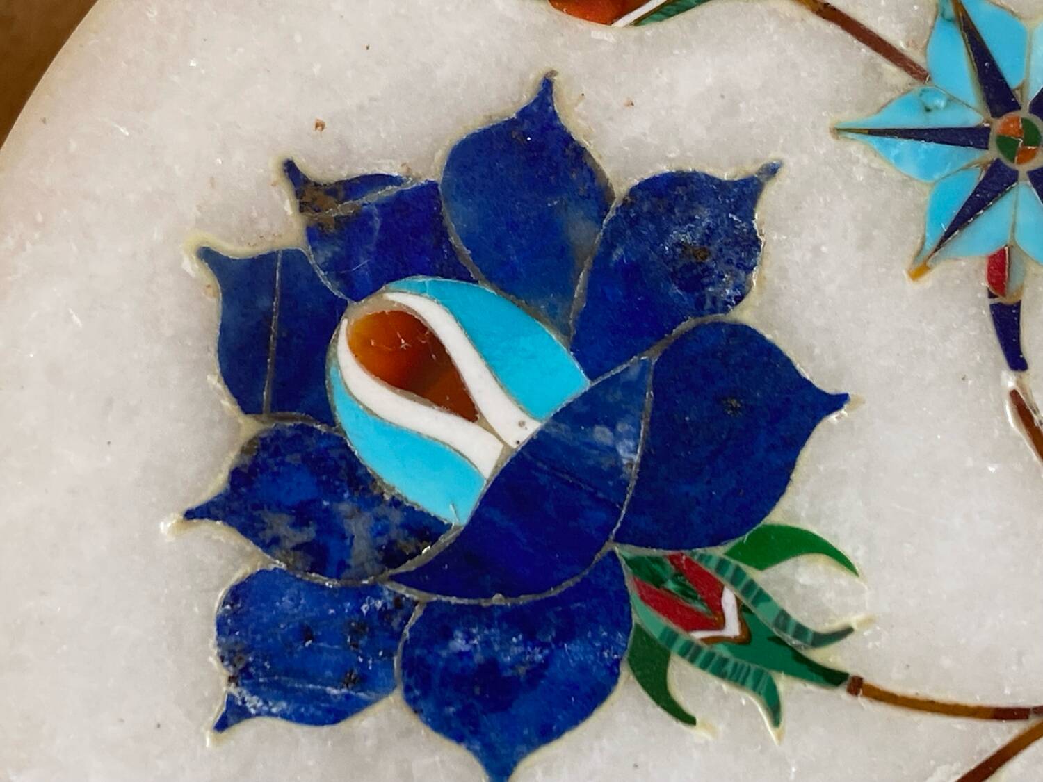 Boite en albâtre blanc décor floral incrusté