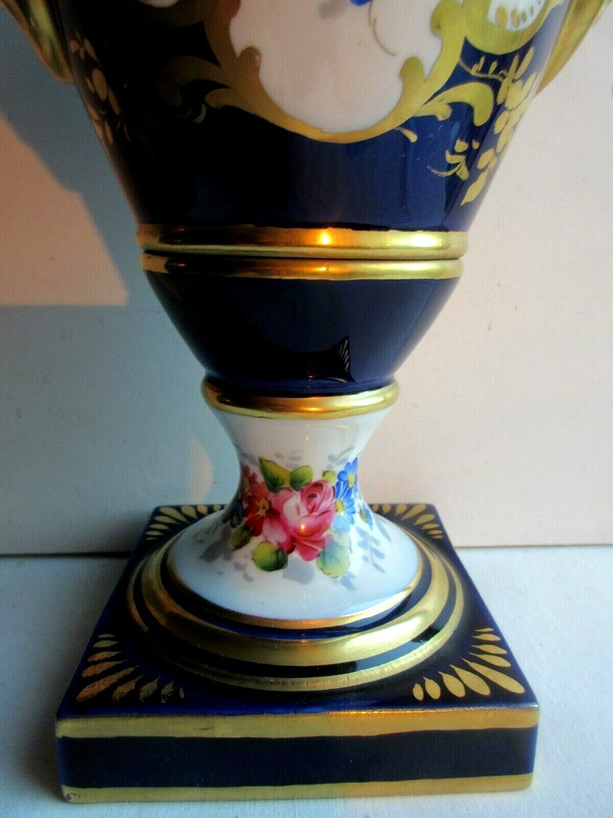 Vase porcelaine de Paris Empire forme balustre anses cygnes Or fin signé Mehun