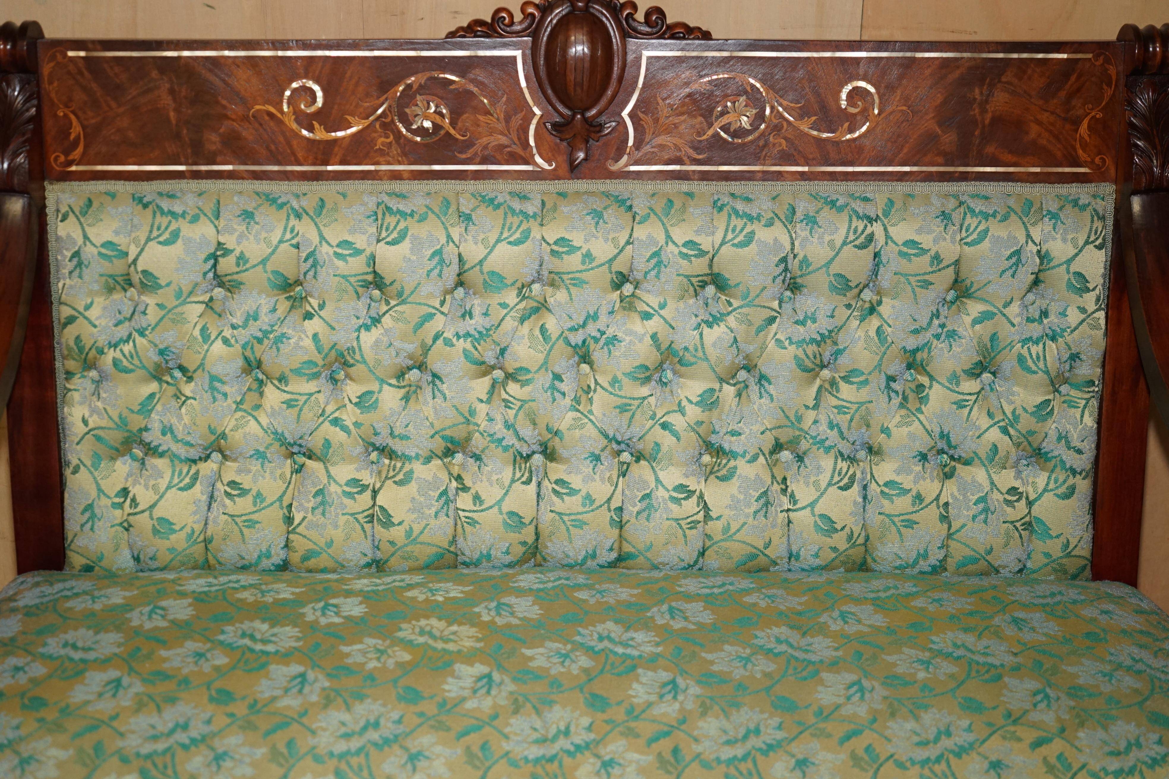 Canapé Chesterfield Ancien Sculpté en Noyer avec Incrustation de Nacre