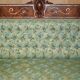 Canapé Chesterfield Ancien Sculpté en Noyer avec Incrustation de Nacre