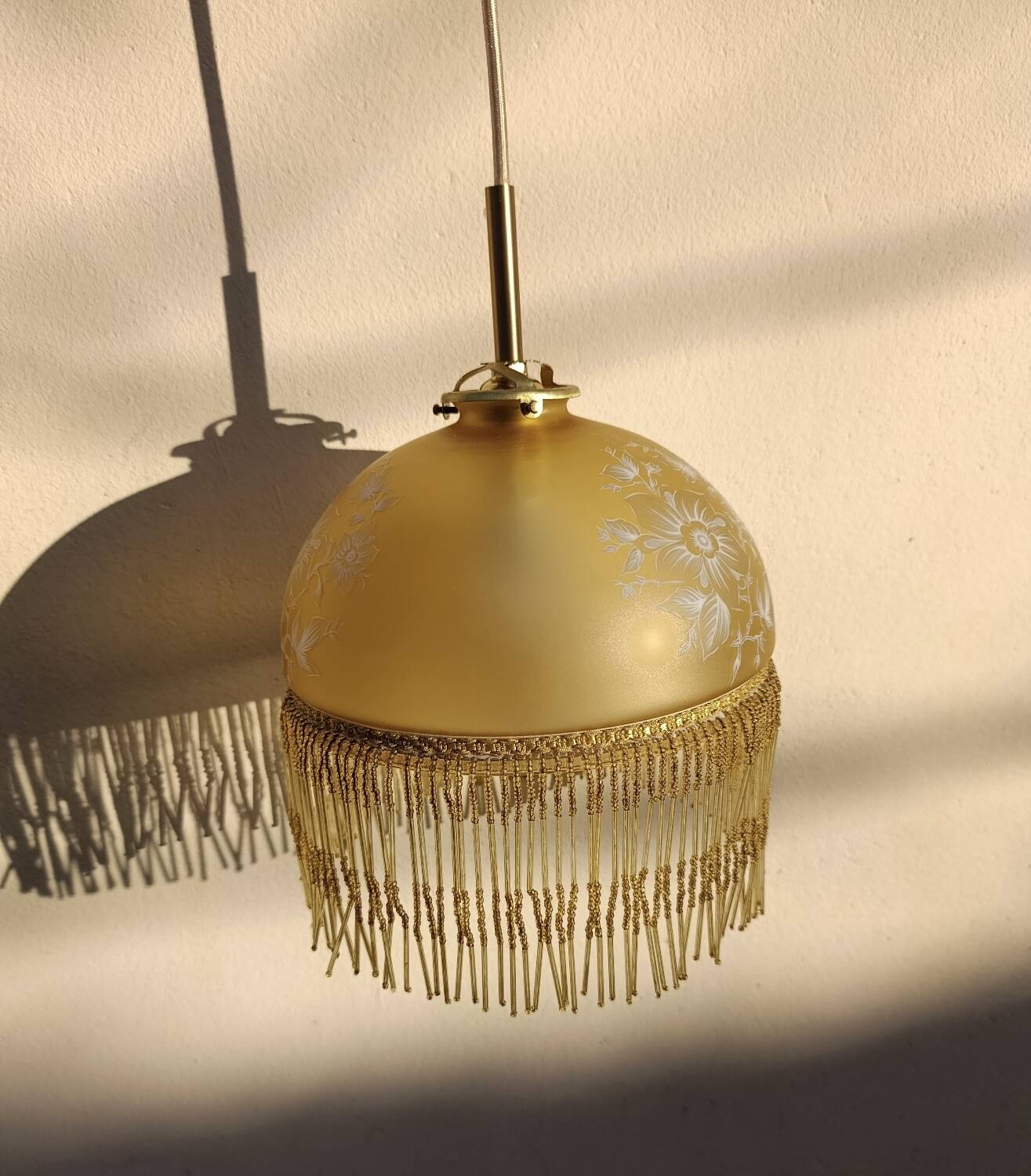 Suspension belle époque verre dépoli jaune doré, franges perlées