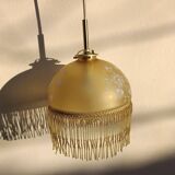 Suspension belle époque verre dépoli jaune doré, franges perlées
