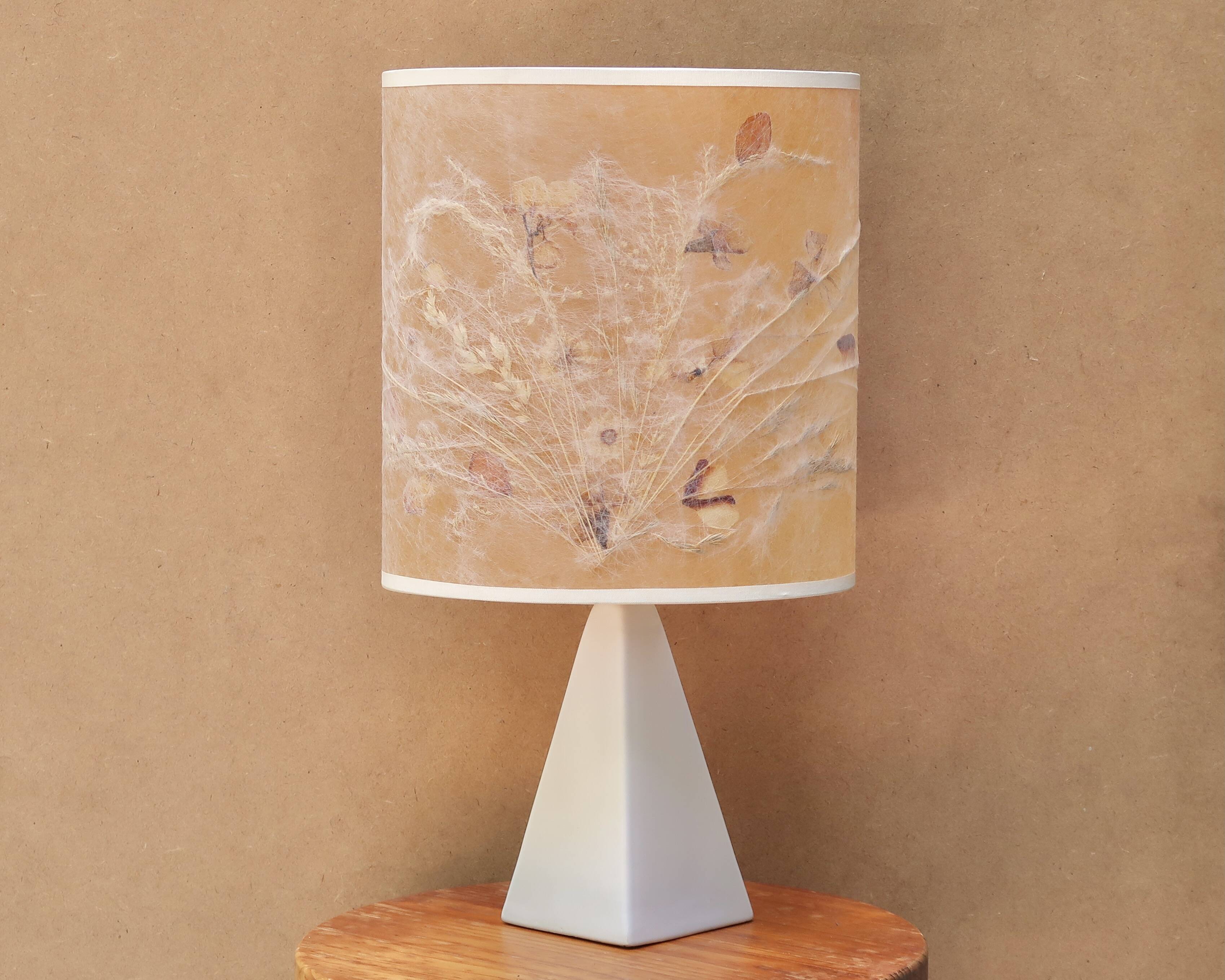 Lampe pyramide en céramique blanche, années 80