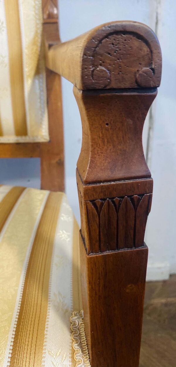 Fauteuil Directoire en hêtre or et tapisserie blanche France 19ème