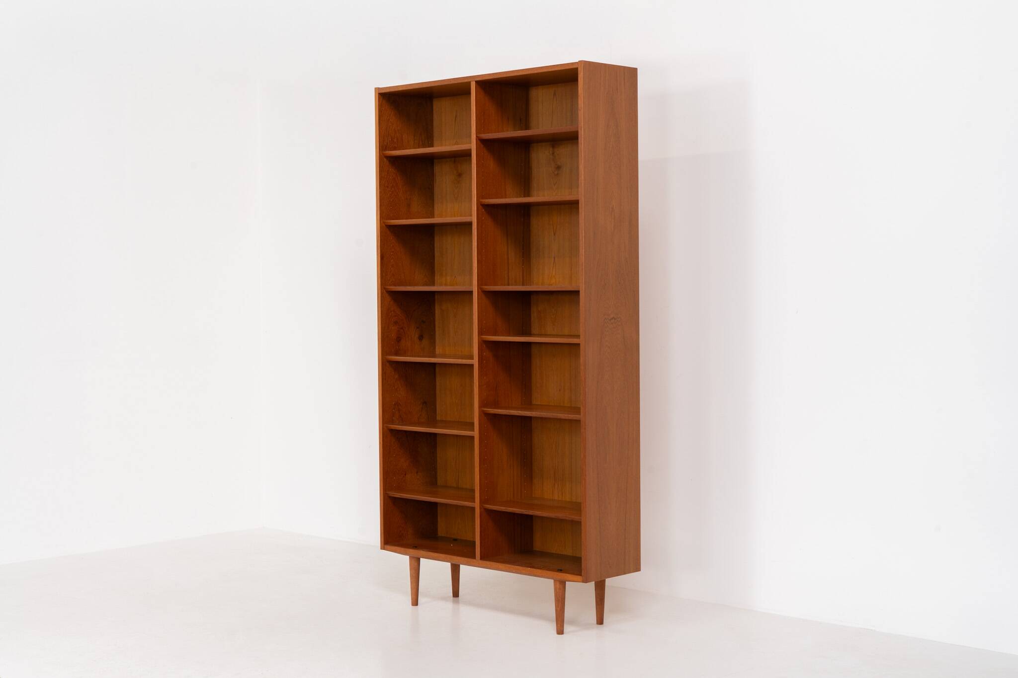 Bibliothèque du milieu du siècle par Poul Hundevad