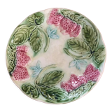 Assiette plate ancienne en barbotine de Onnaing, décor de fraises. Signature en creux