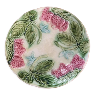 Assiette plate ancienne en barbotine de Onnaing, décor de fraises. Signature en creux