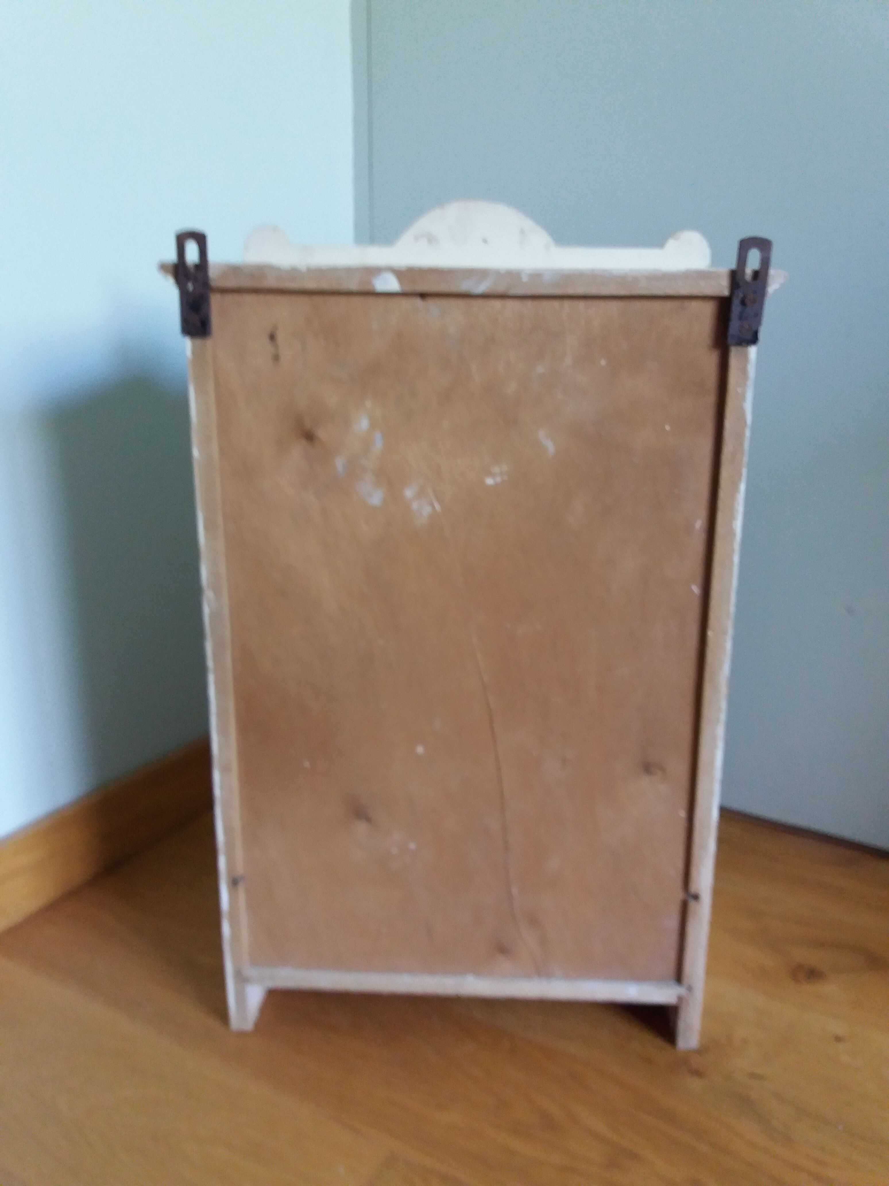 Medicine or toilet cabinet