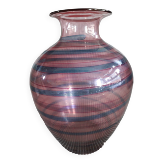 Grand vase vintage en verre soufflé rose à rayures