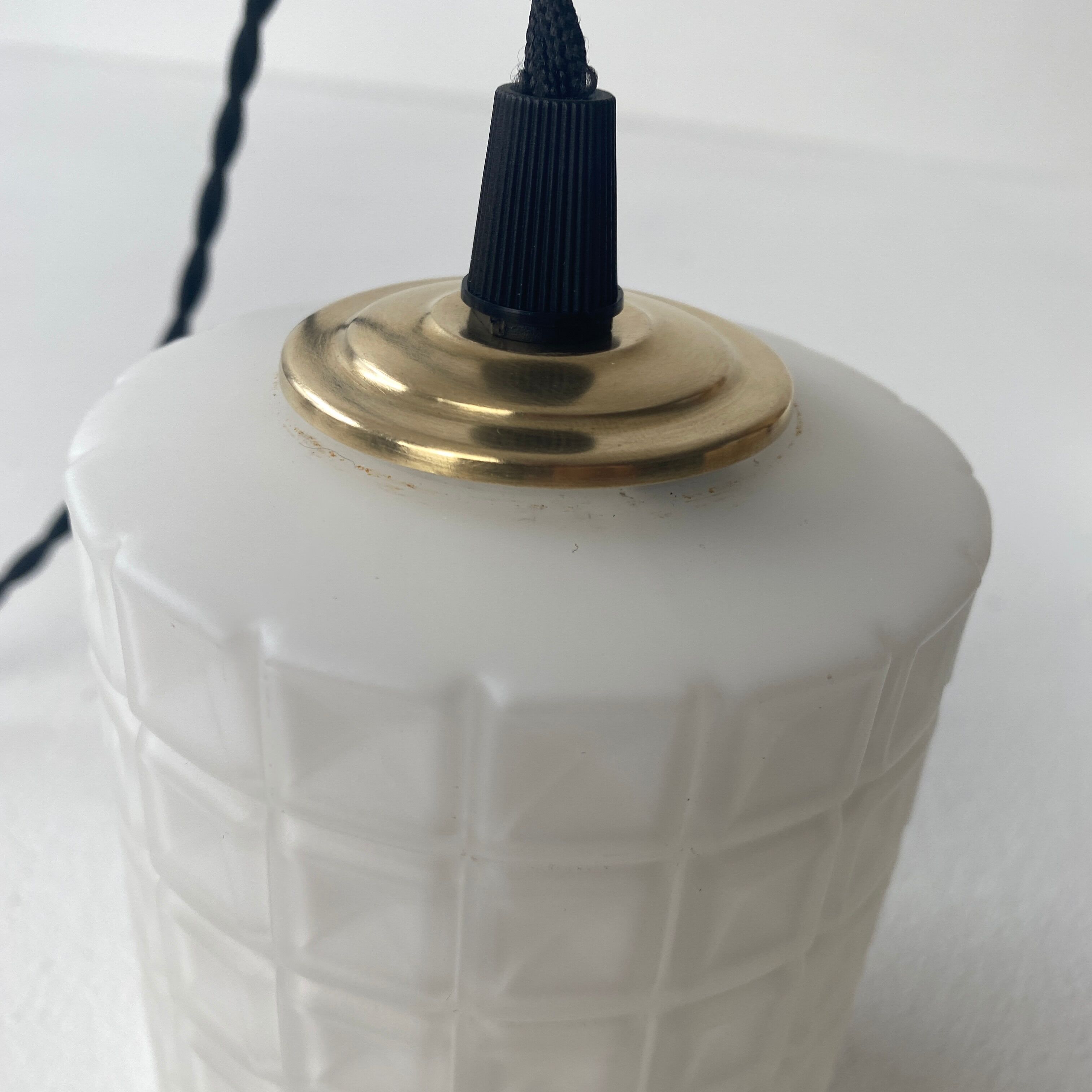 Lot 3 suspensions in vintage opaline