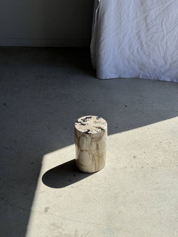 Petite table d'appoint en bois pétrifié blanche incrustée de noir H28 D18 -