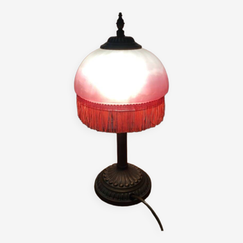 Lampe de table/chevet ancienne avec abat-jour en verre aux dégradés de rose et franges.