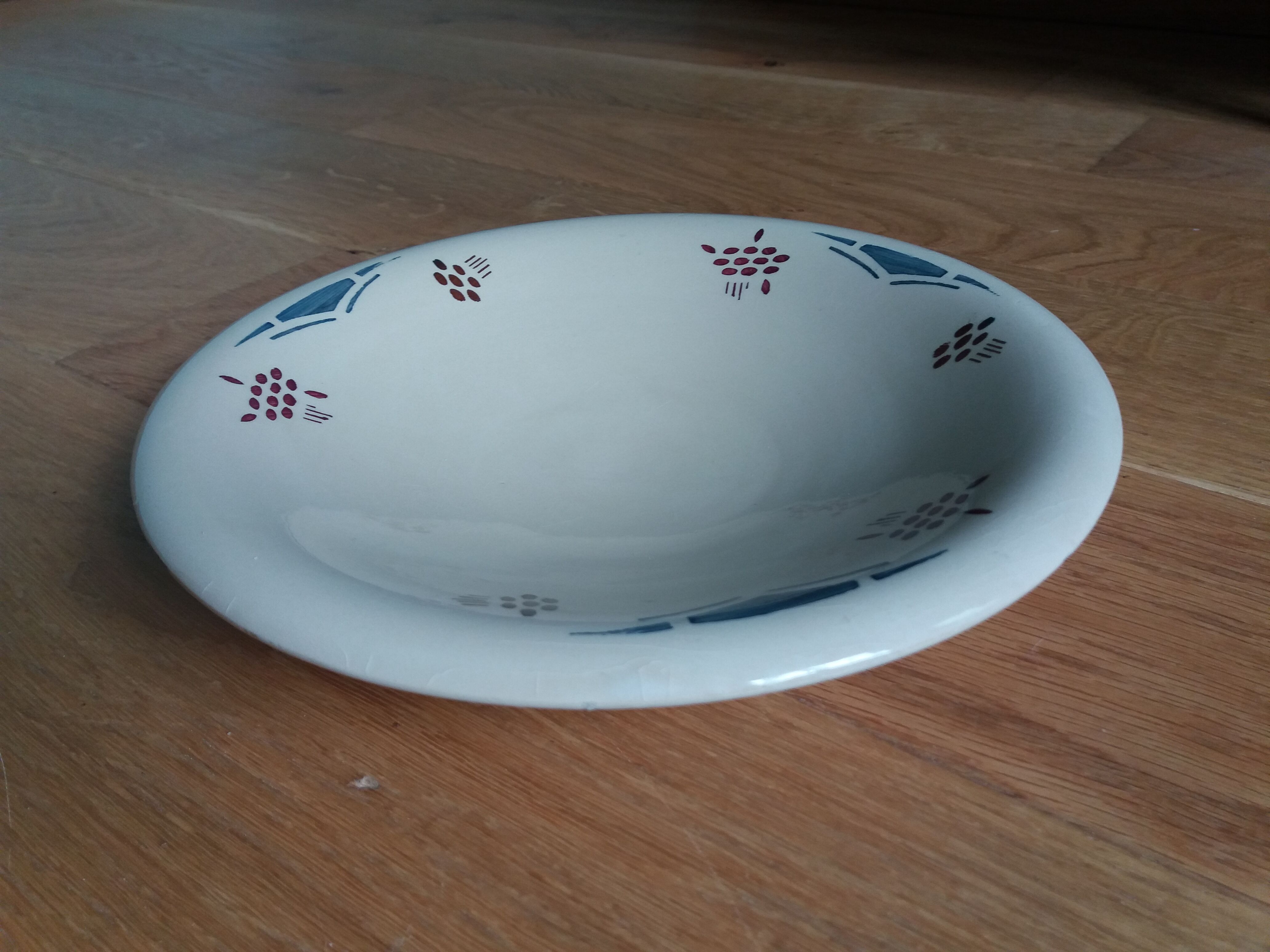 Round hollow dish Art Deco stencil decoration