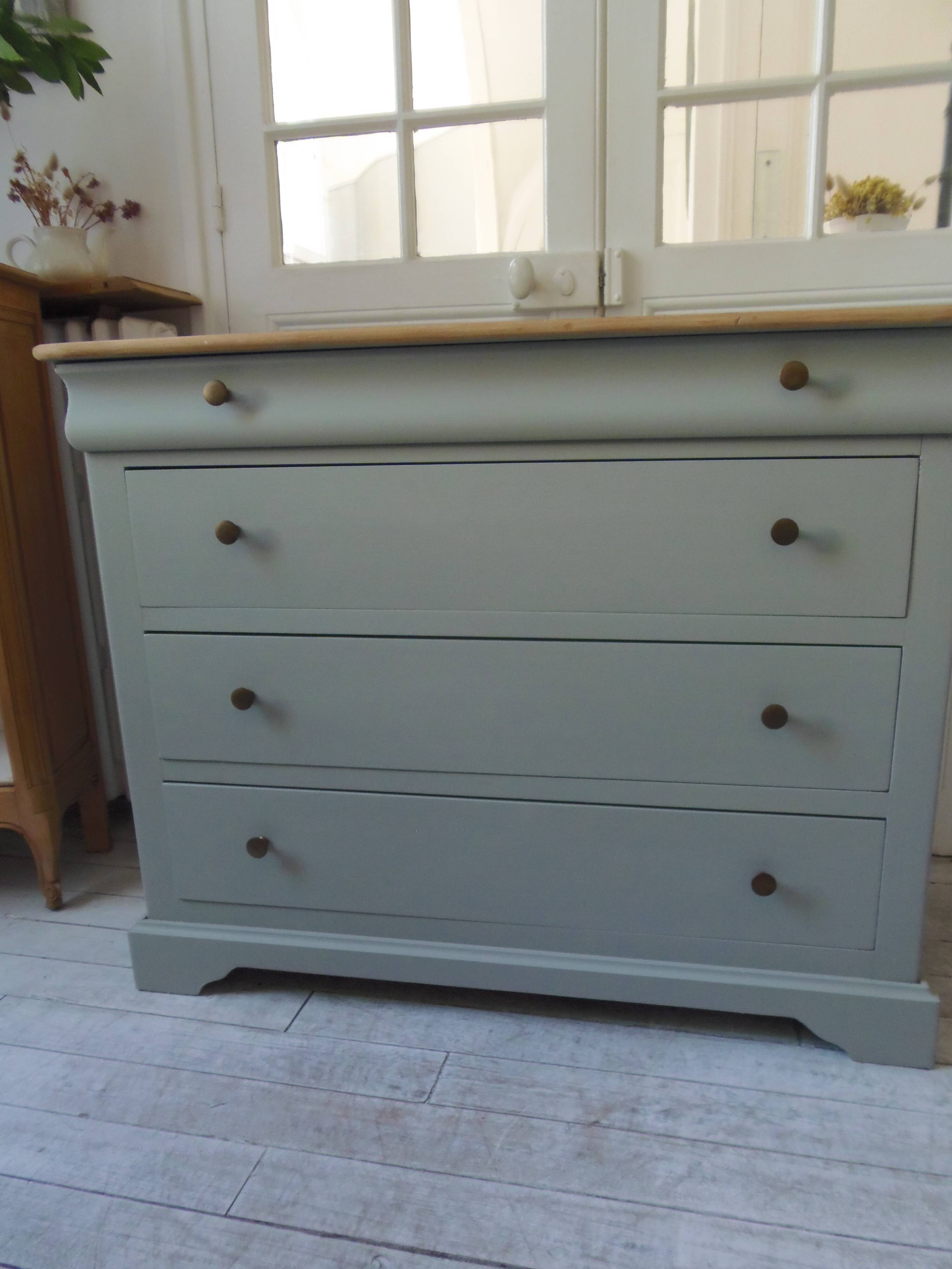 Commode de belle facture style Louis Philippe sublimée en vert de gris