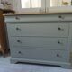 Commode de belle facture style Louis Philippe sublimée en vert de gris