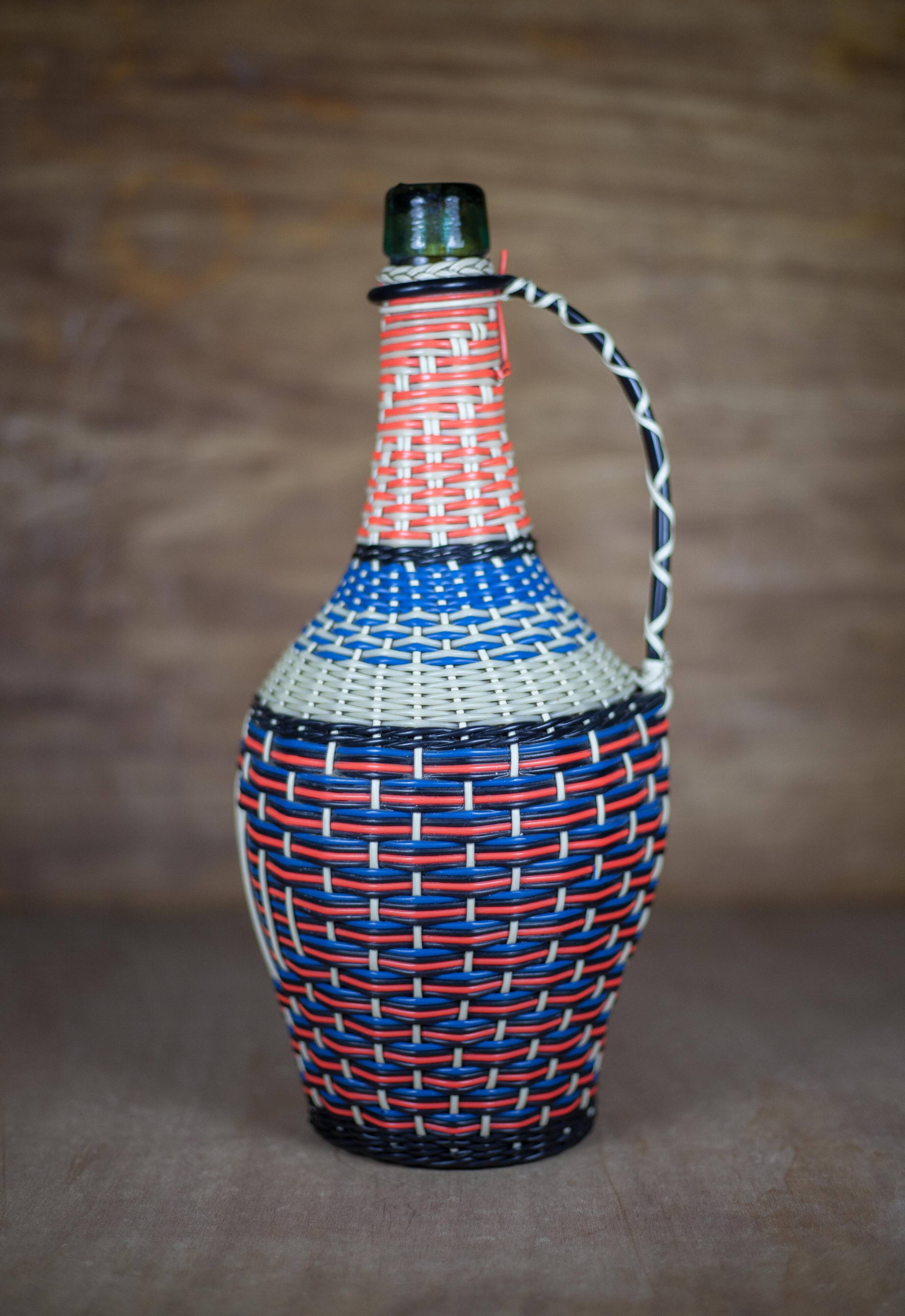 Braided thread bottle, plastic thread, scoubidou bottle, glass bottle, interior decoration,