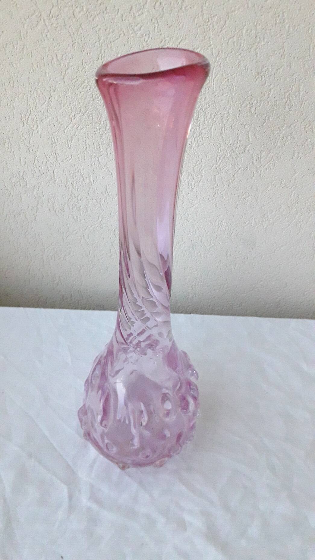 Vase en verre rose