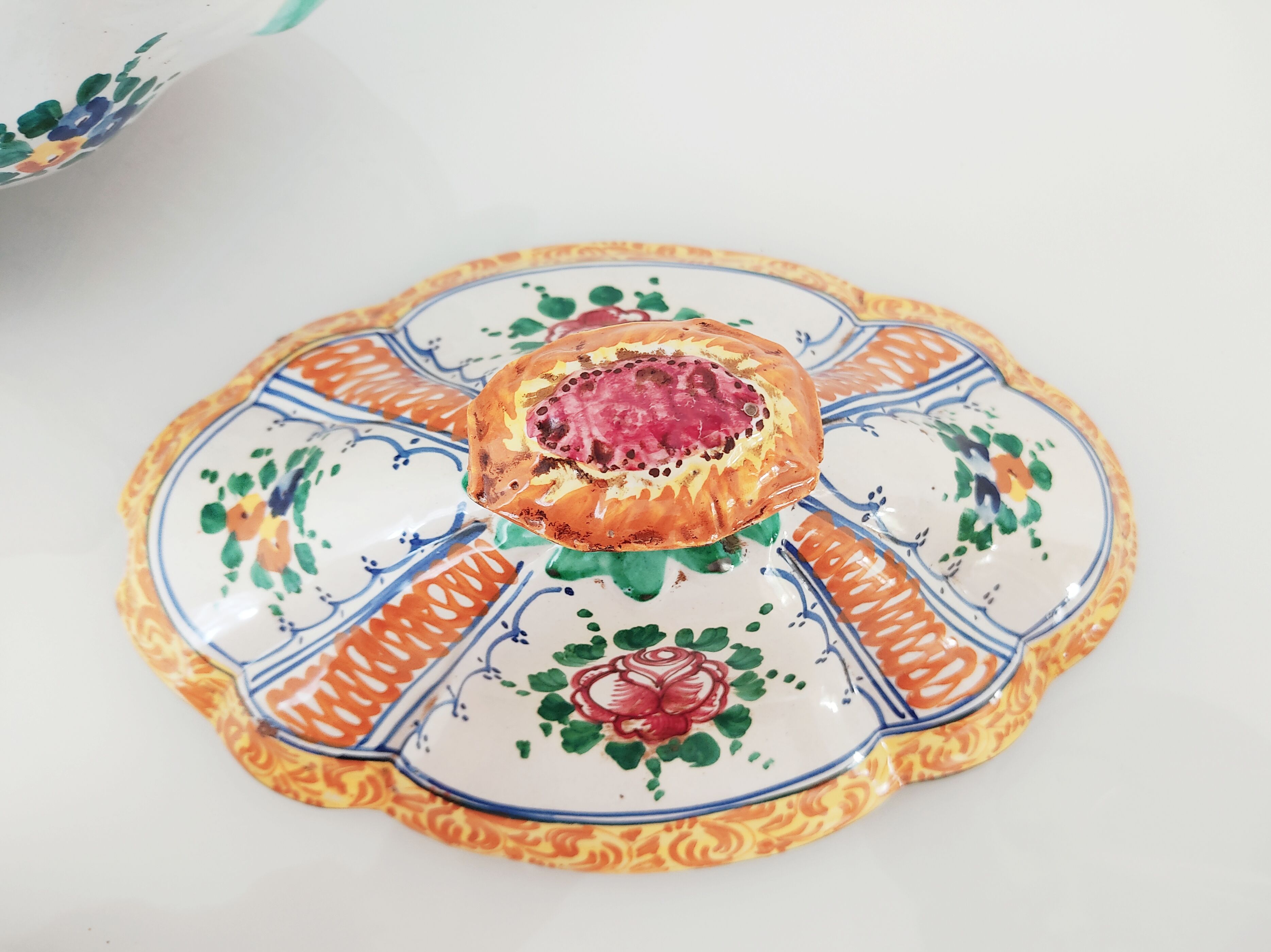 Soupière en faïence italienne au décor de fleurs