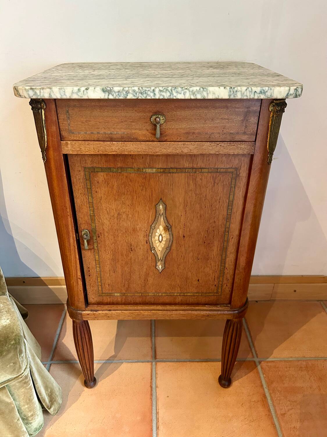 Antique bedside table in wood and marble – adorned with gilded brass ornaments –