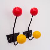 Paire de patères en métal noir et boules en bois rouge et jaune, années 1950