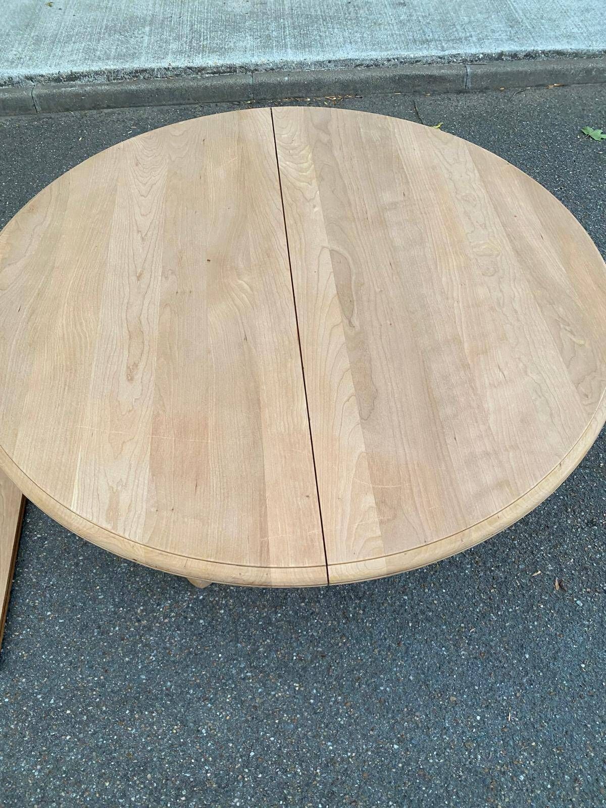 Table à manger ronde extensible décapée en merisier massif brut pied centra