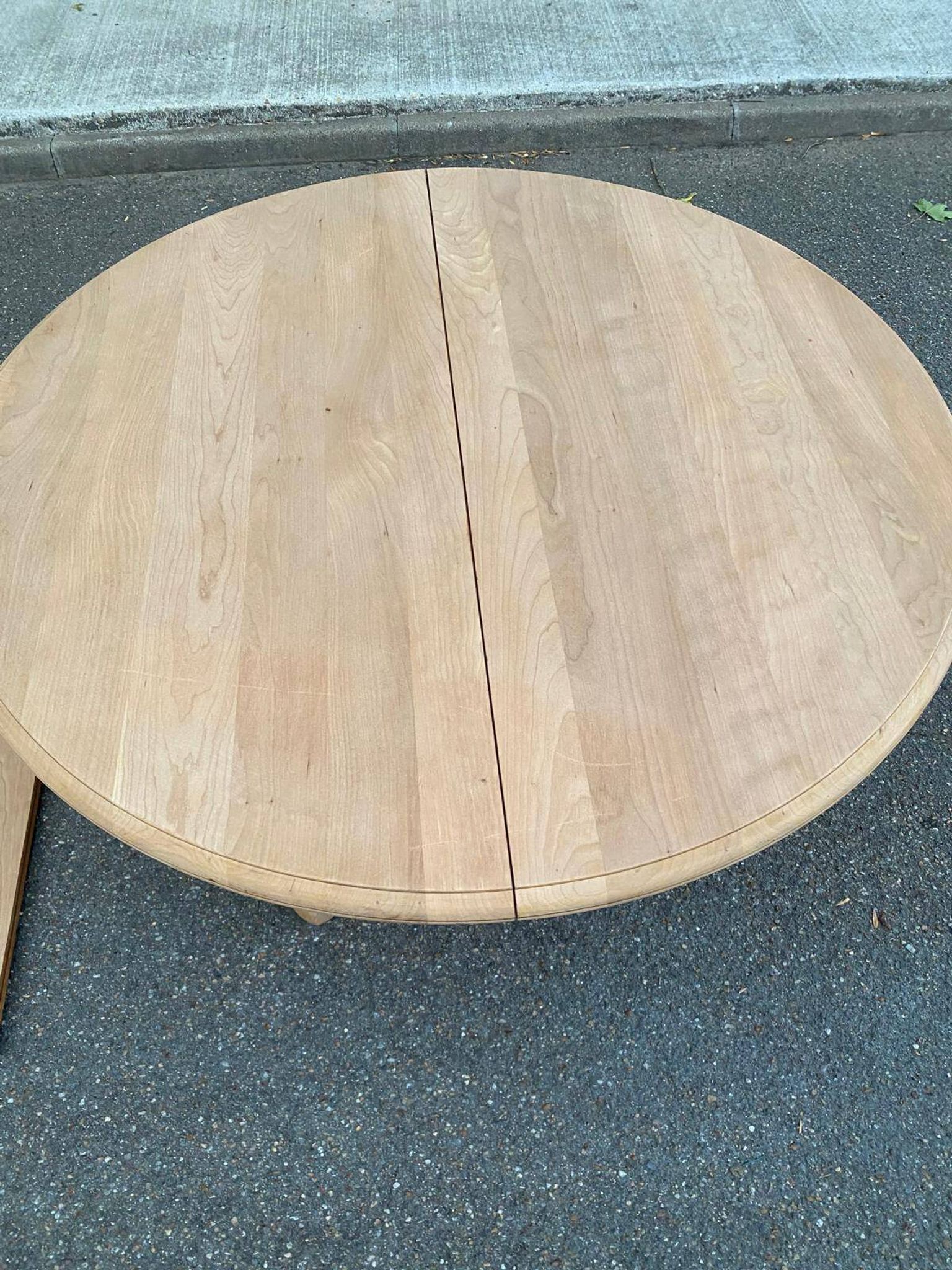 Table à manger ronde extensible décapée en merisier massif brut pied centra