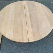 Table à manger ronde extensible décapée en merisier massif brut pied centra