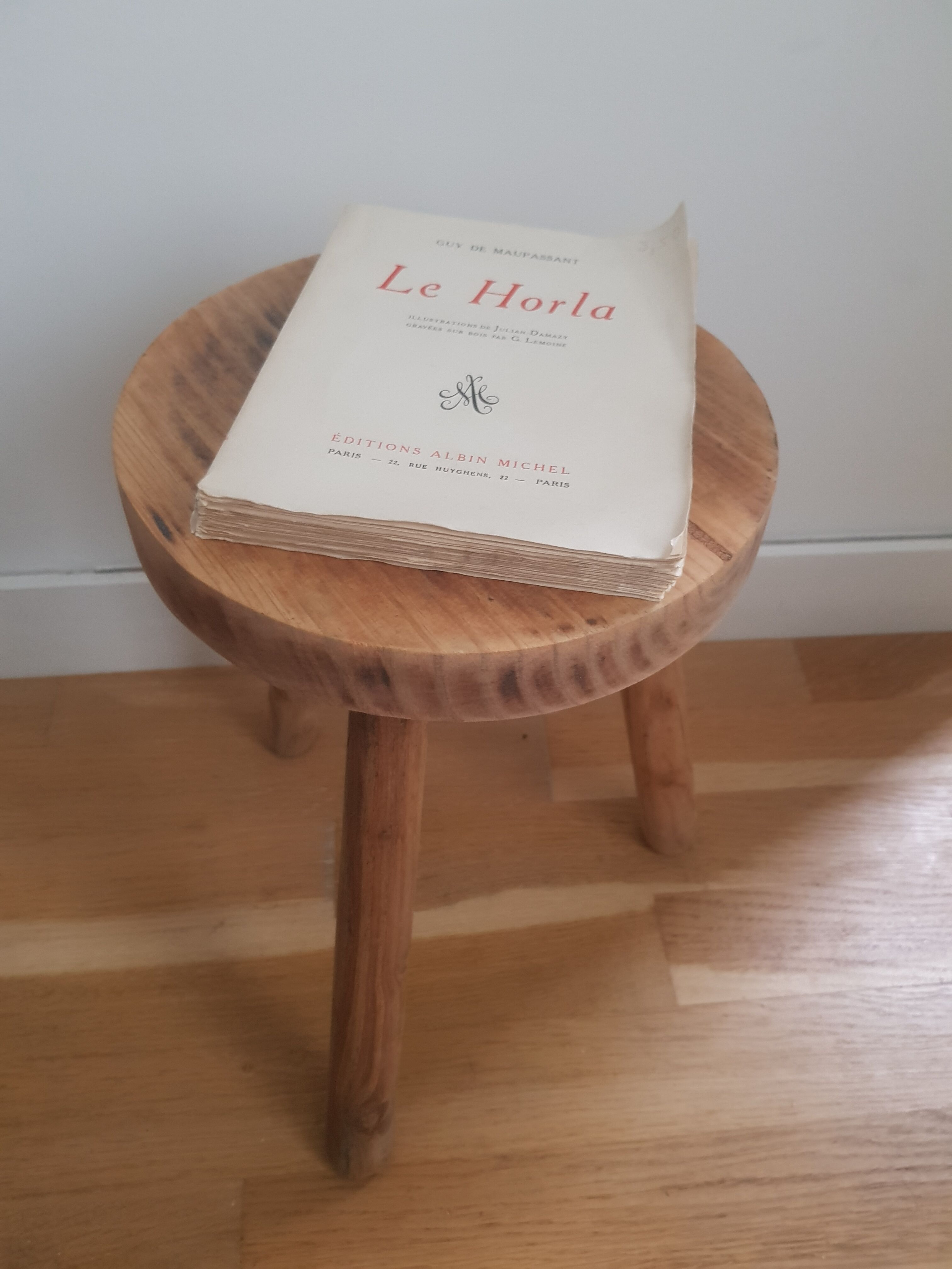 Tabouret de ferme tripode
