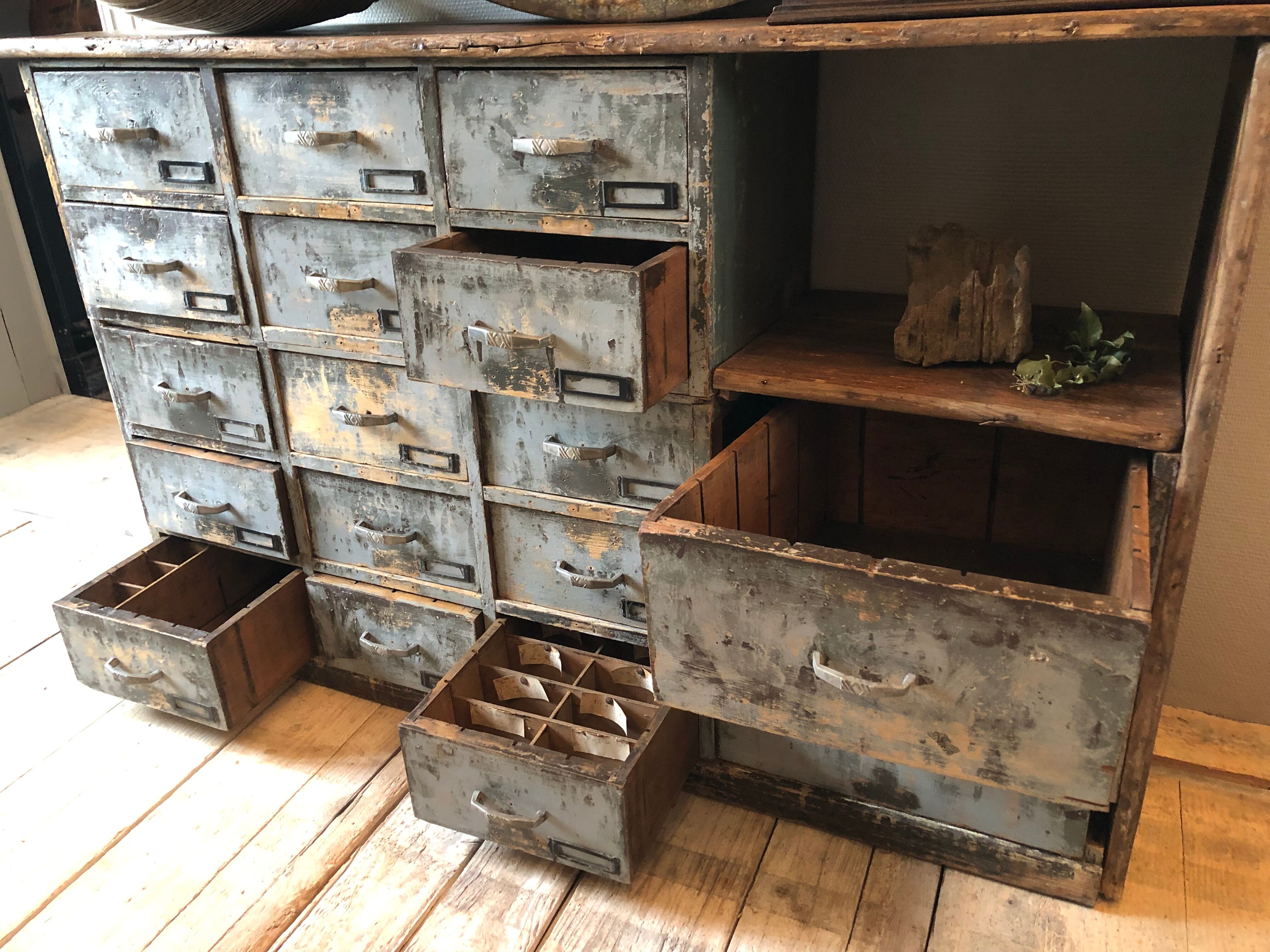 Workshop furniture with drawers