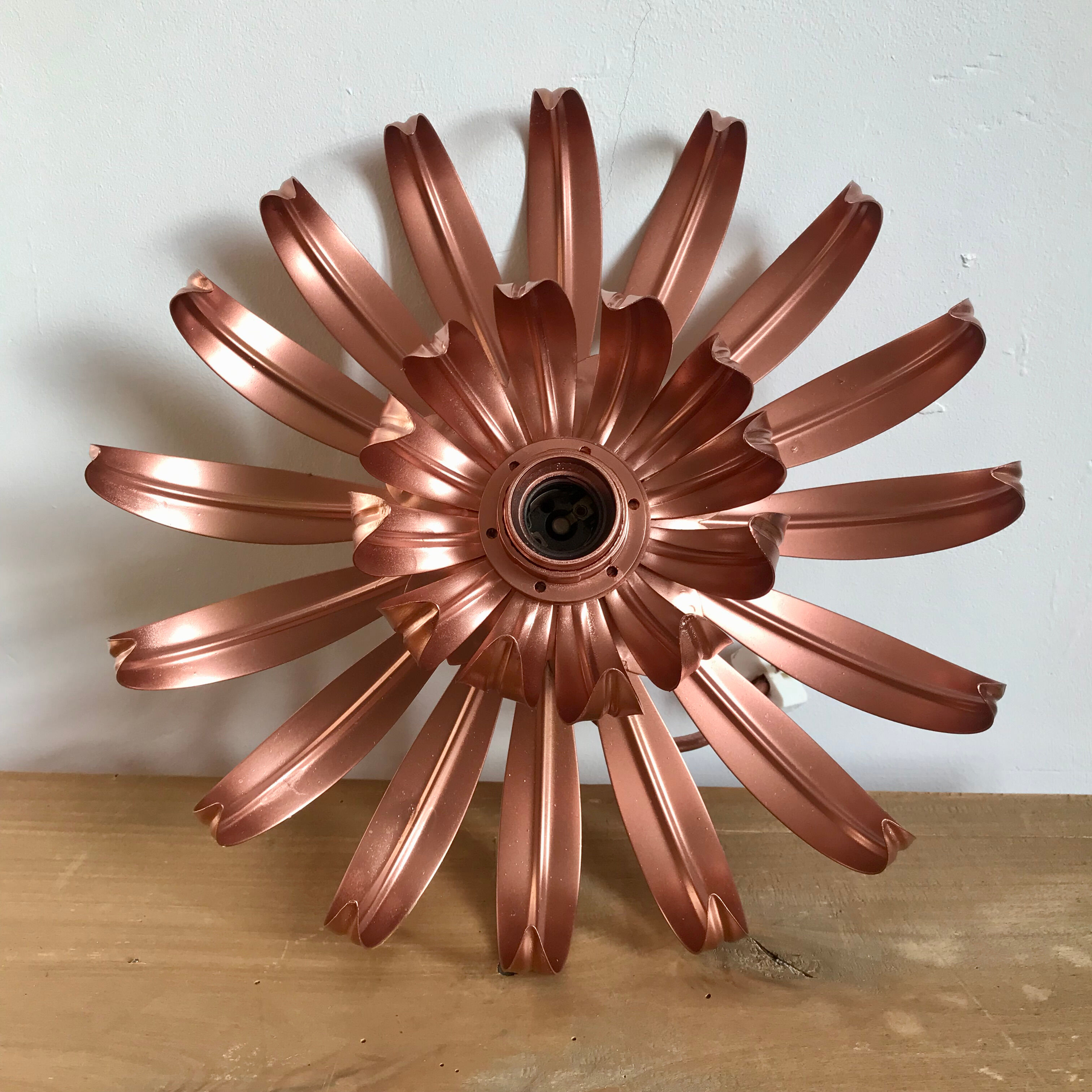 Vintage metal flower wall lamp
