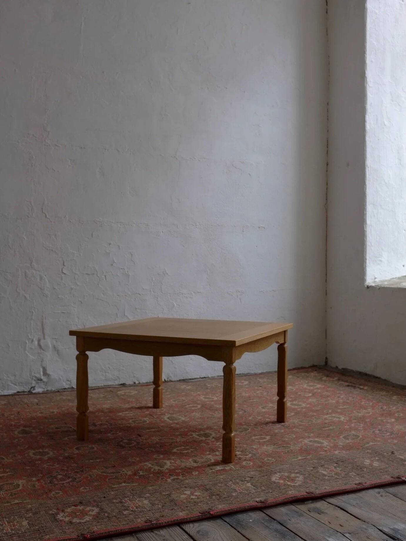 Table basse carrée en chêne sculpté par Henning Kjaernulf | Danemark | Années 1950