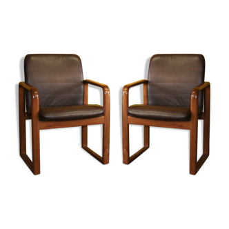 Paire de fauteuils en cuir