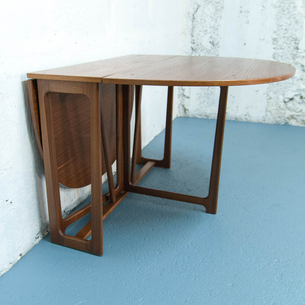 McIntosh round folding table