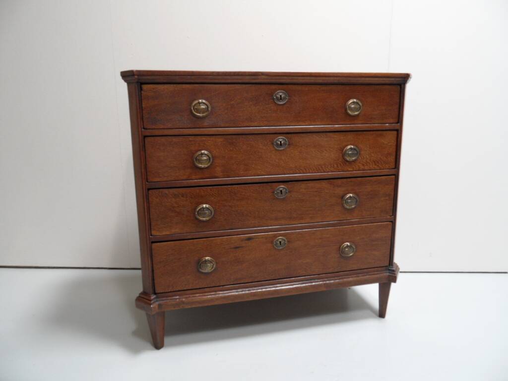 Antique oak chest of drawers