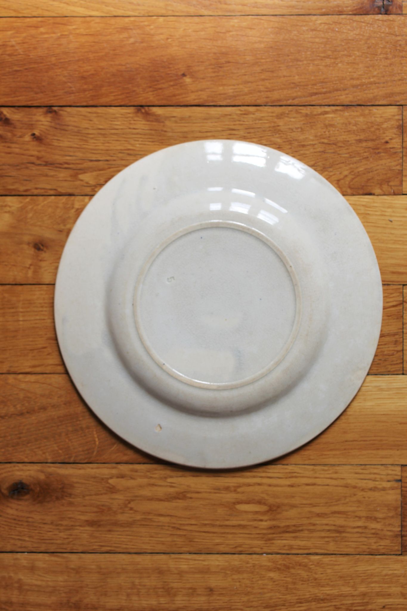 Plat rond en terre de fer décor de vignes et raisins, fin XIXe début XXe