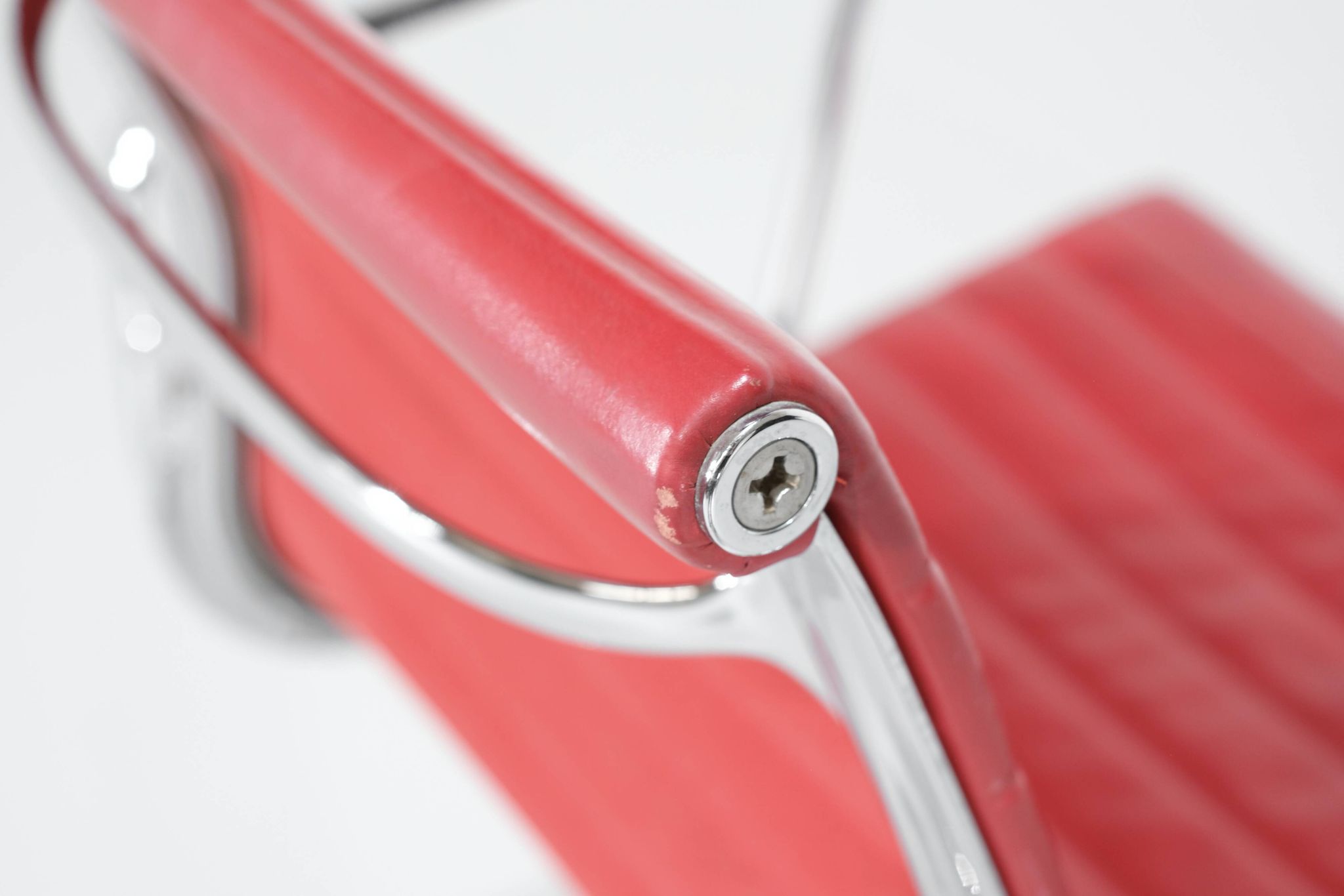 Fauteuil " EA 108 " en cuir rouge, conçu par Charles Ray Eames pour Vitra,