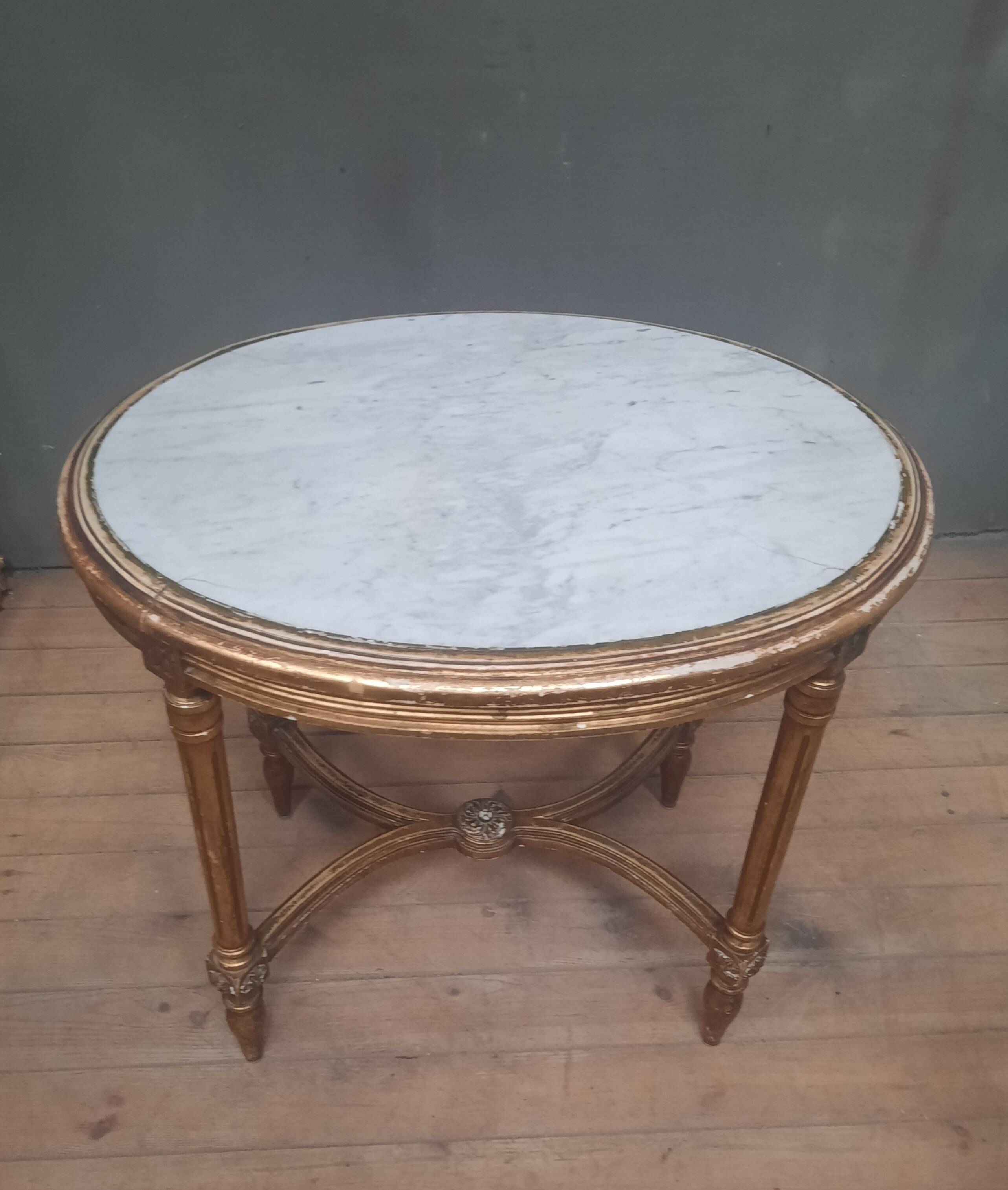 Oval coffee table in gilded wood in the Louis XVI style.