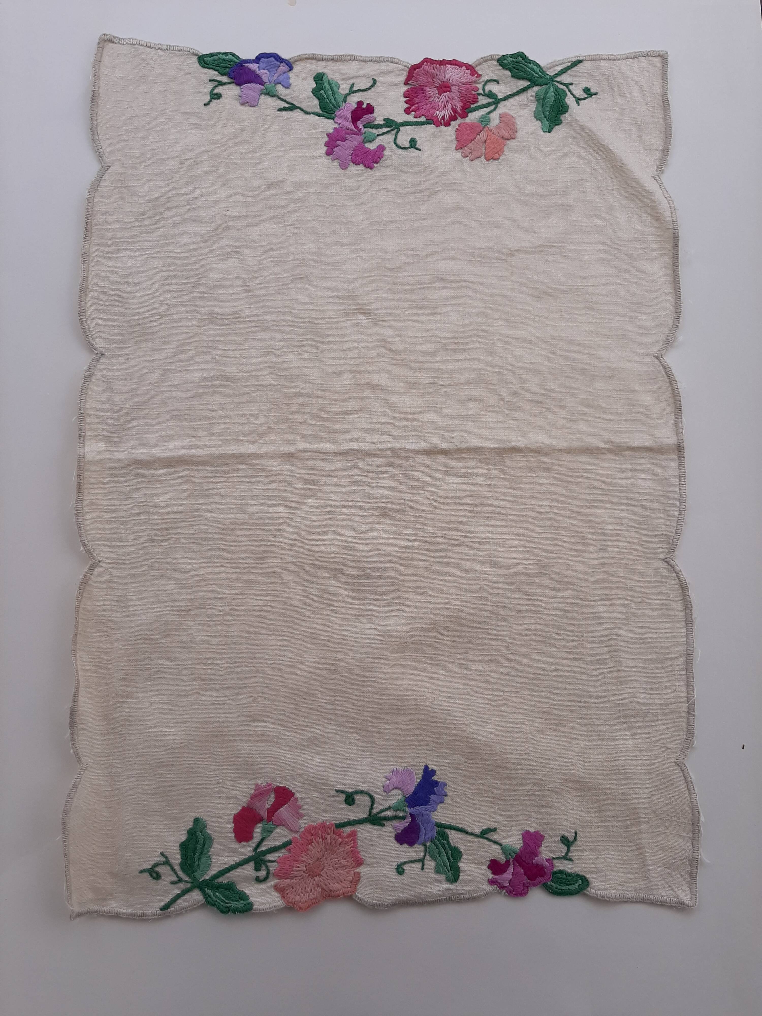 Hand embroidered napperon