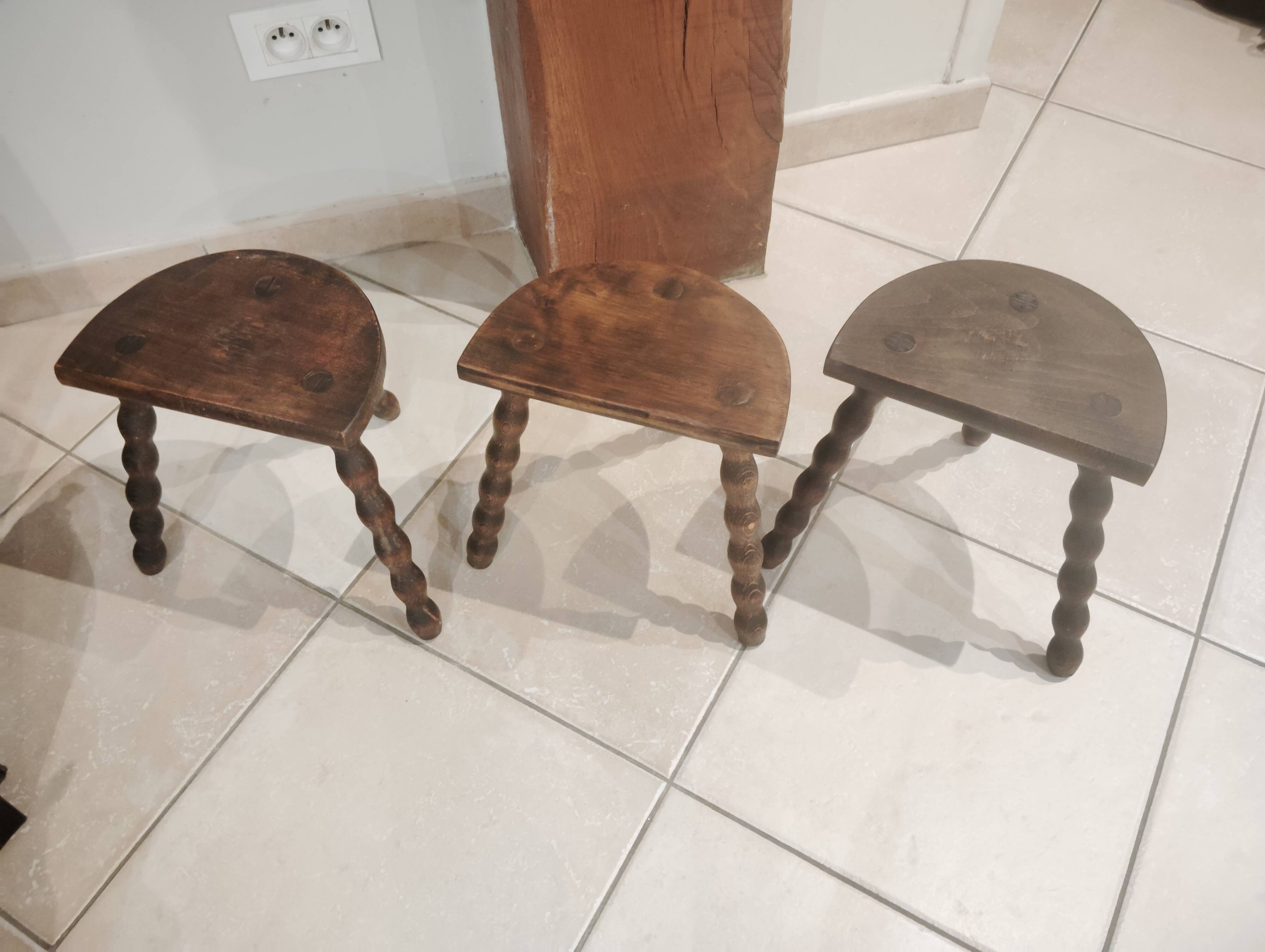 Set 3 tabourets de traite tripodes