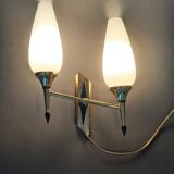 Petite applique à deux lumières, opaline blanche et laiton doré, Circa 1960.