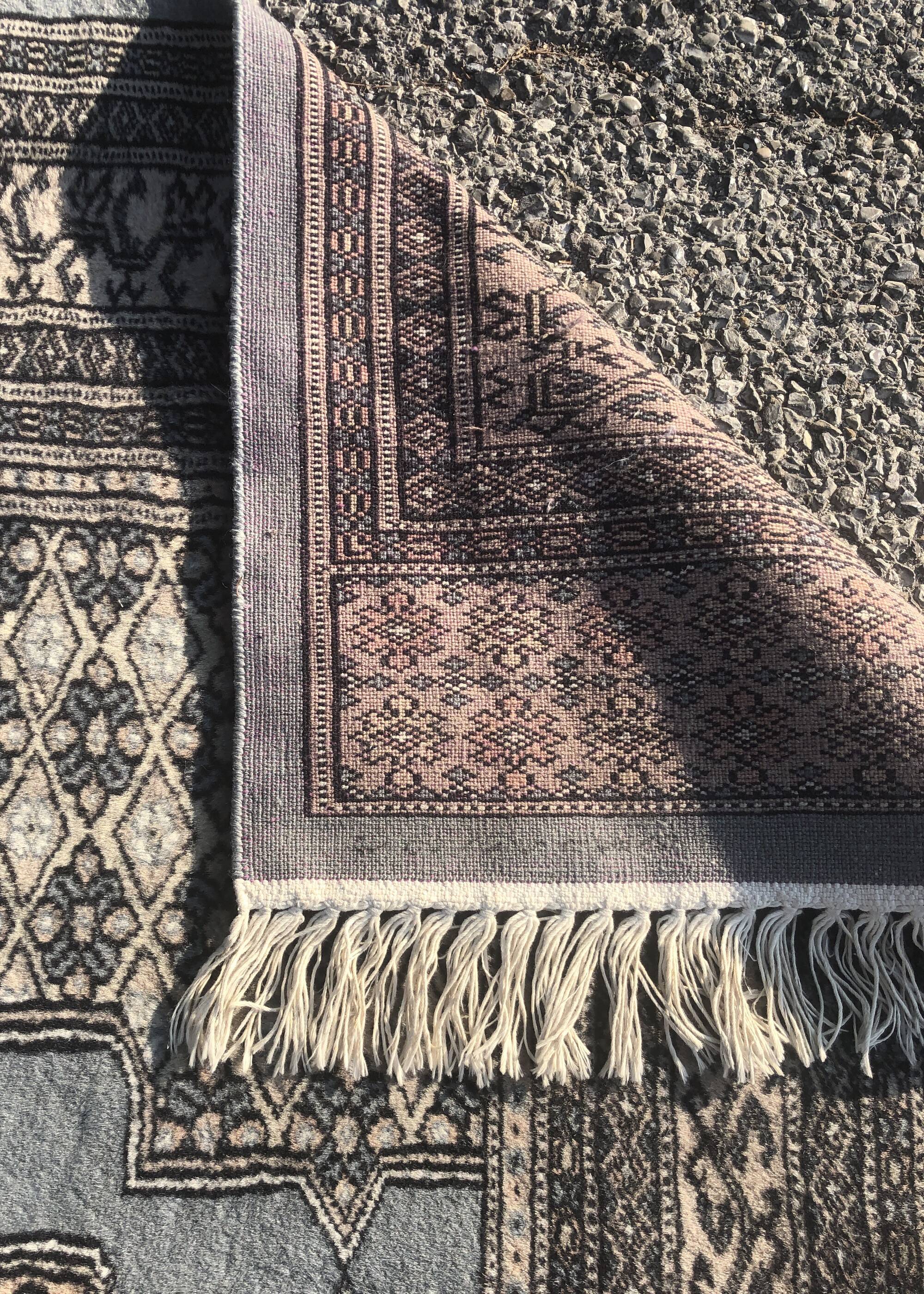 Pakistan oriental rug. 1.28 X 1.90 meters. Handmade