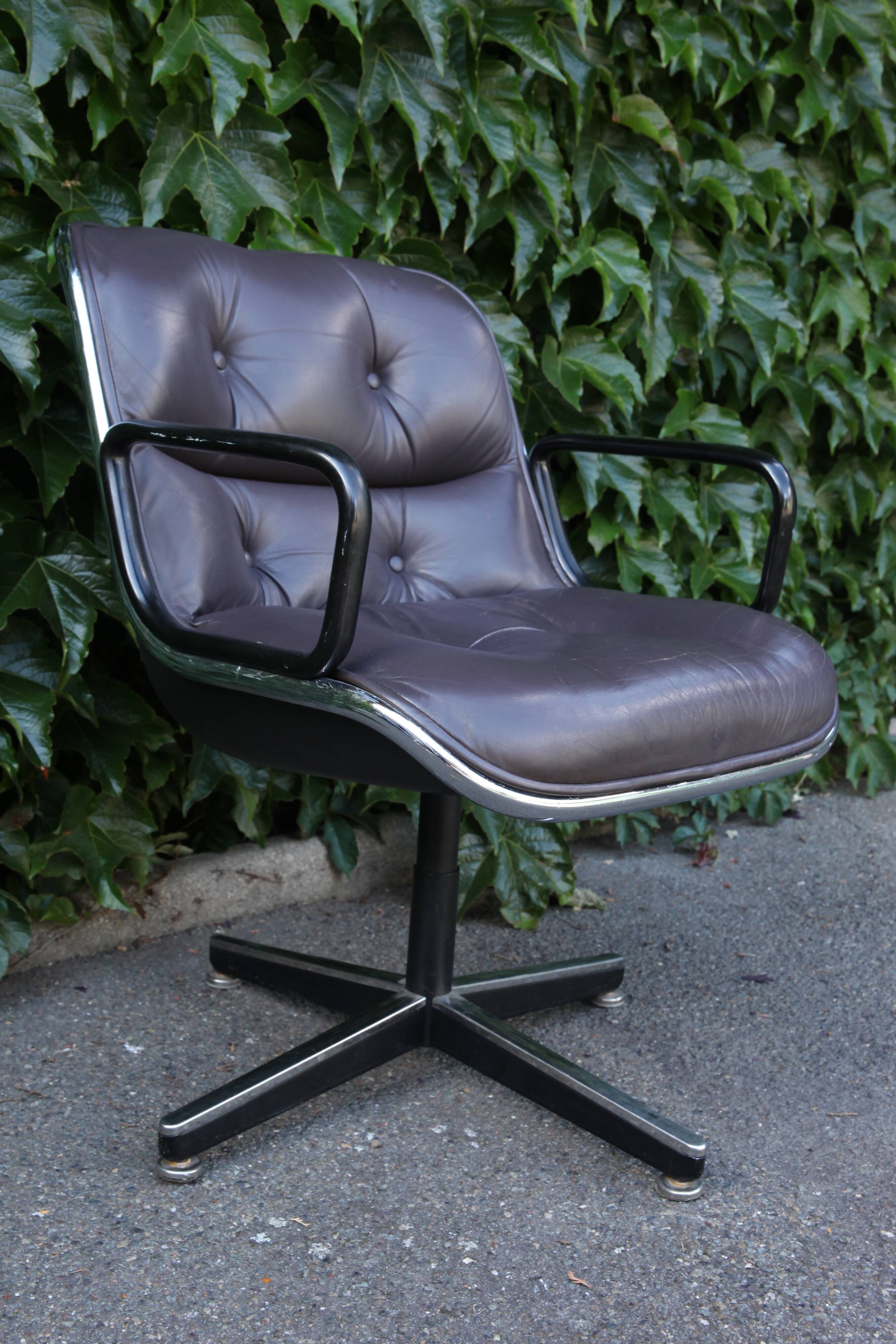 Fauteuil Pollock pour Knoll cuir couleur prune/violet