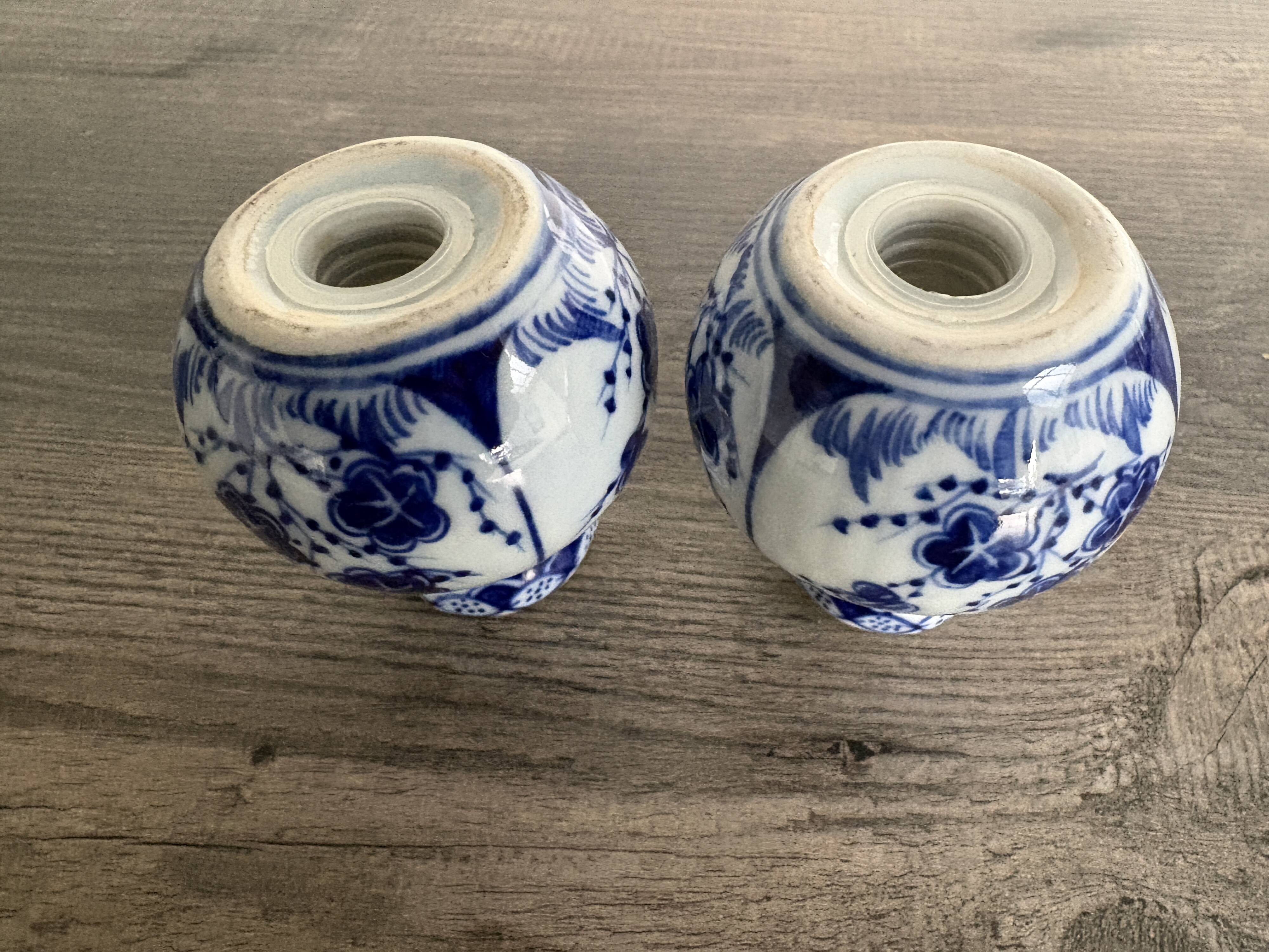 Pair of salt and pepper shakers in porcelain