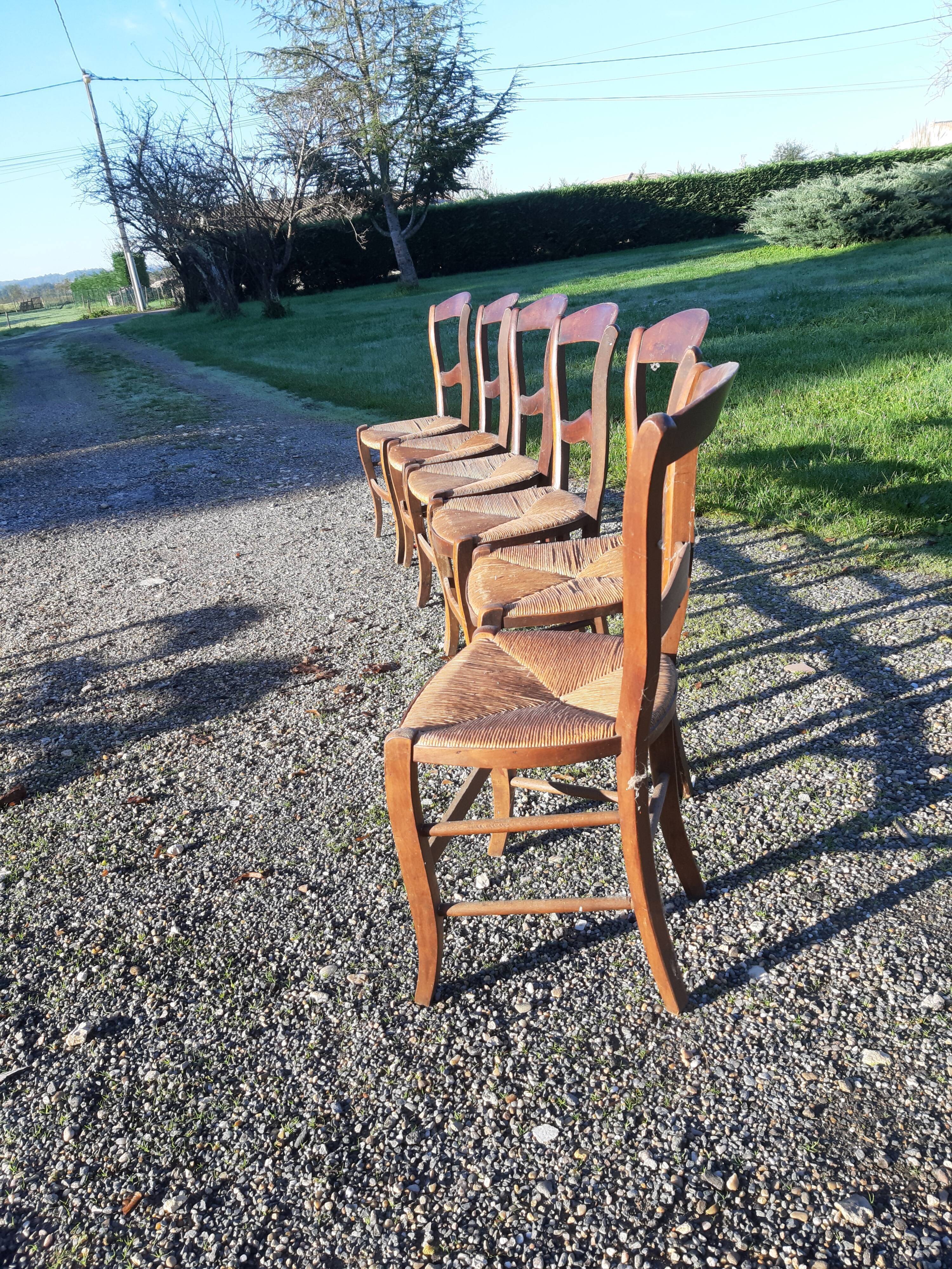 6 old mulched chairs in fruitier
