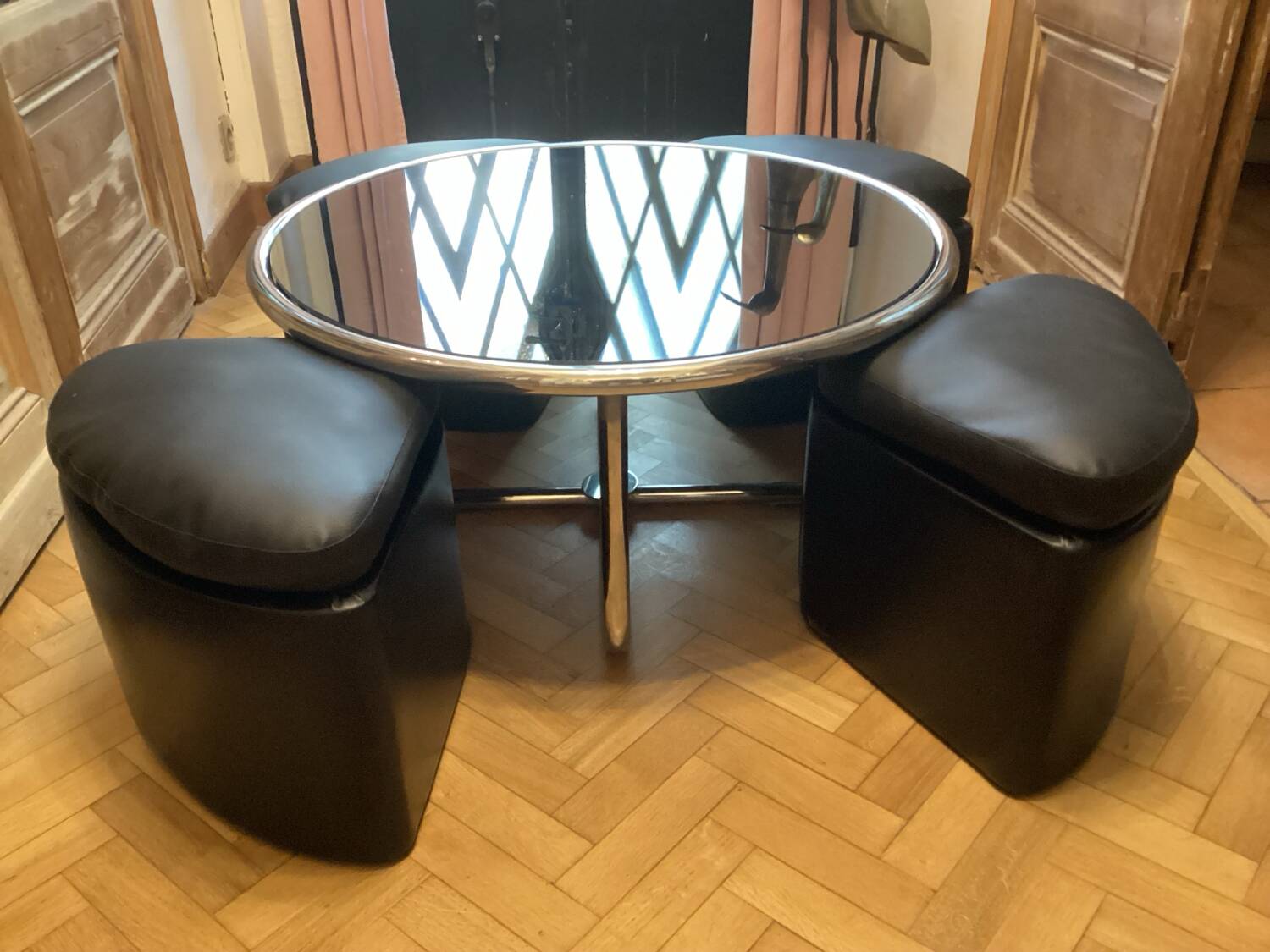 Chrome-plated metal coffee table with 4 vintage nesting poufs