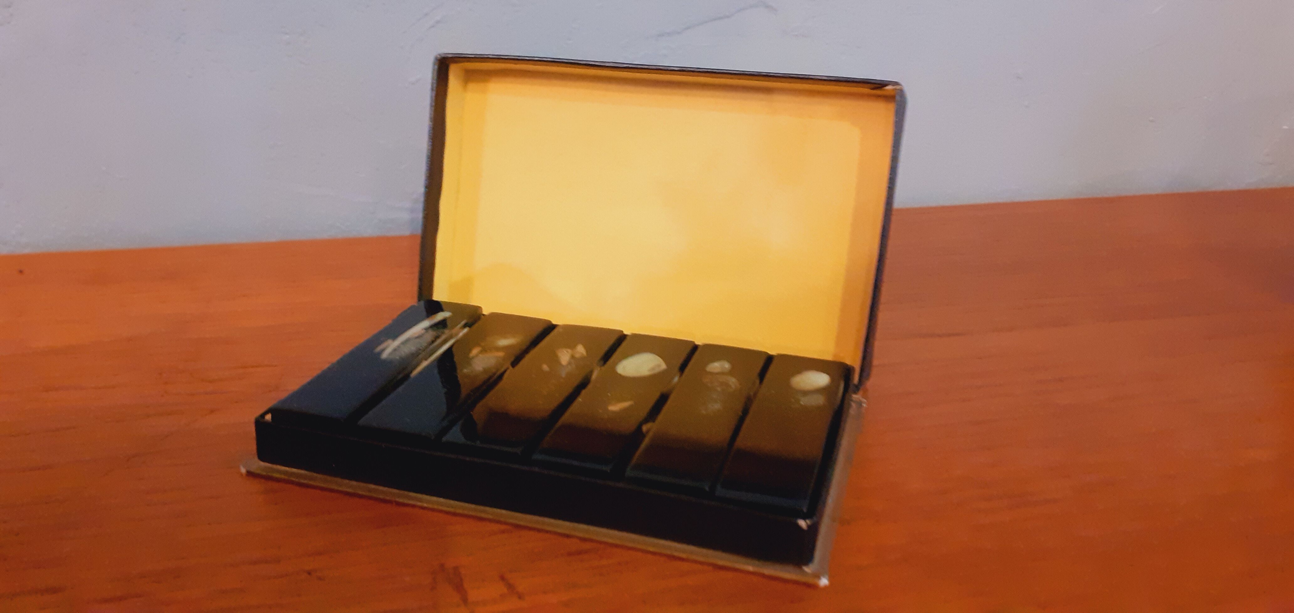 6 vintage resin knife holder with shell inclusion 1960