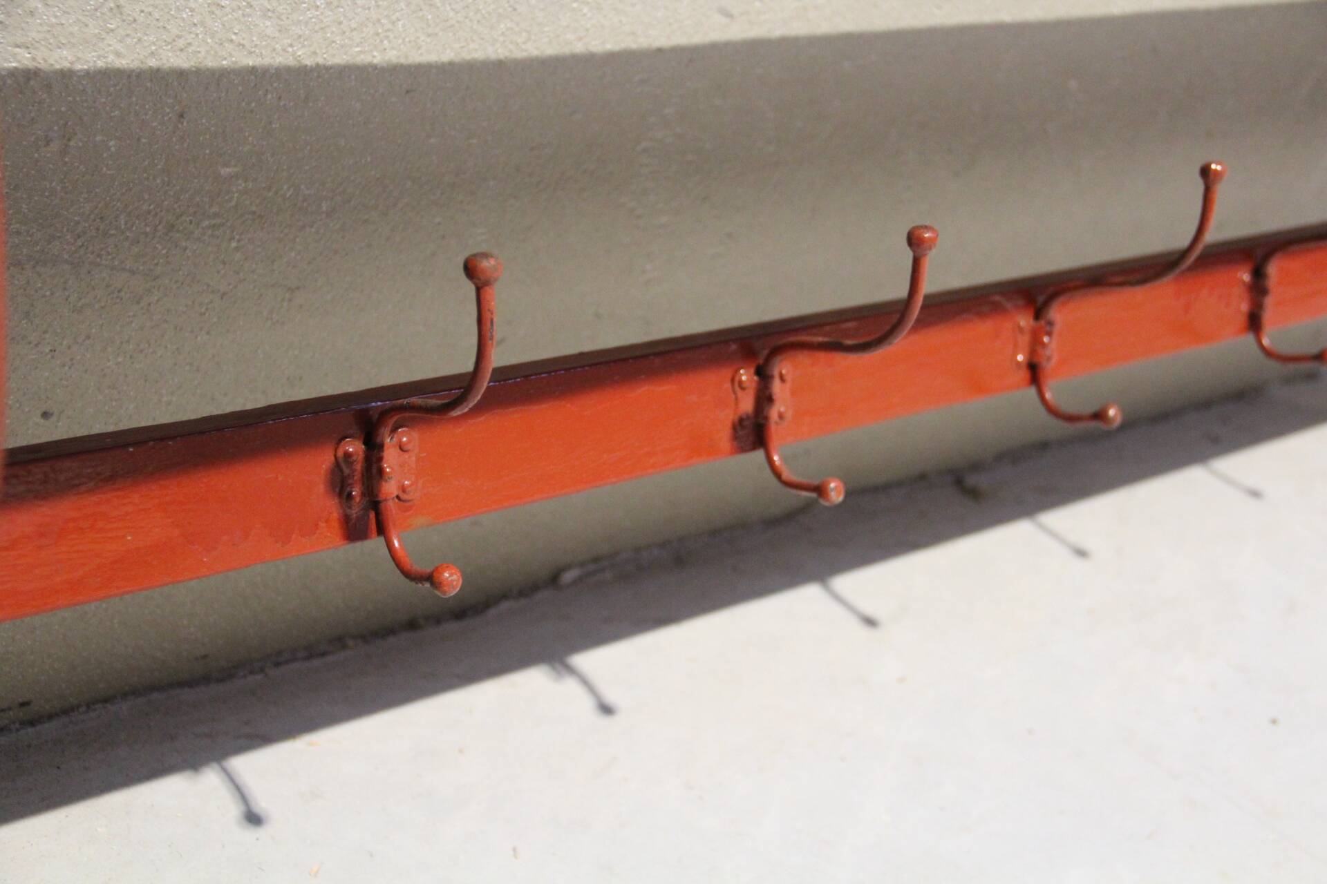 Ancienne étagère d'atelier avec 6 patères