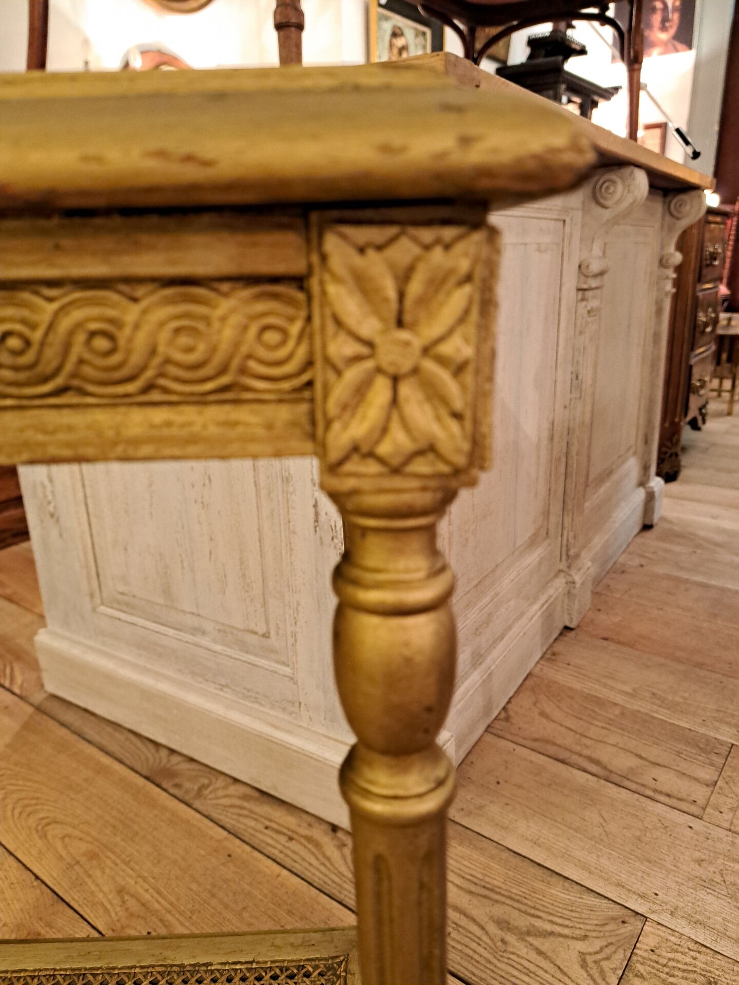 Table de salon style Louis XVI en bois peint