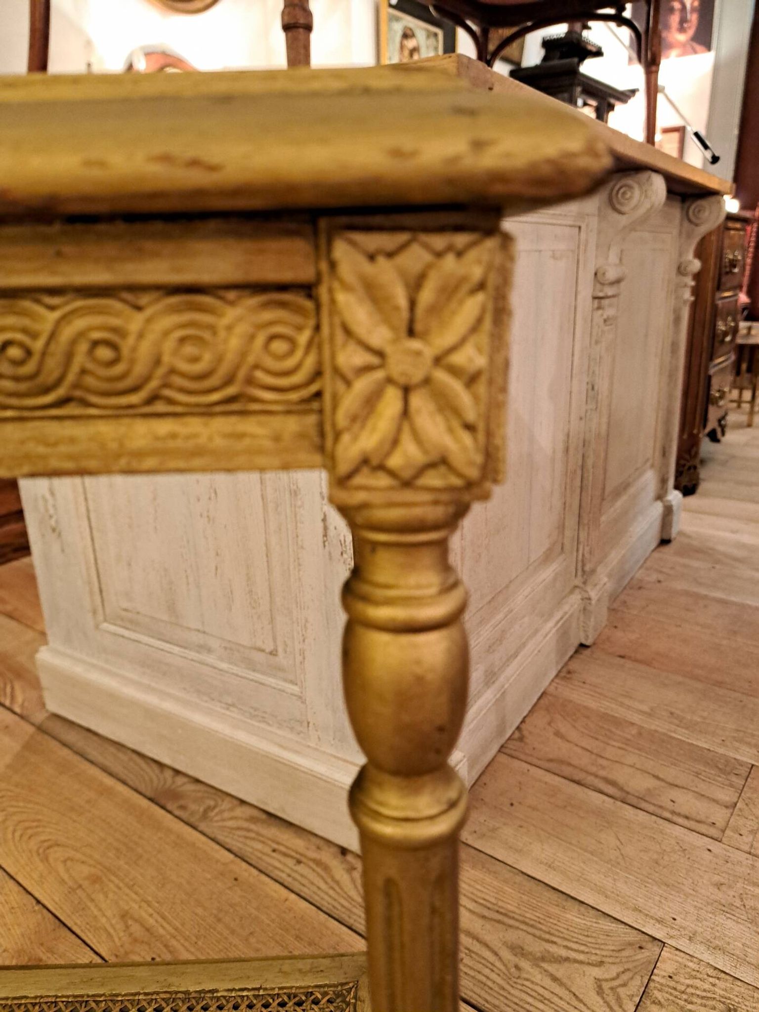 Table de salon style Louis XVI en bois peint