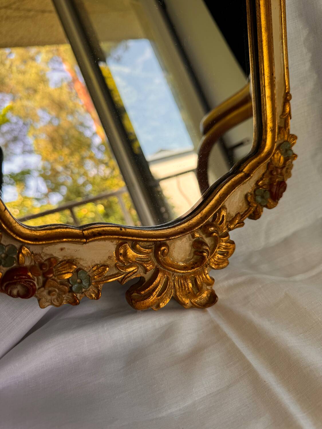 Miroir en bois doré décoré